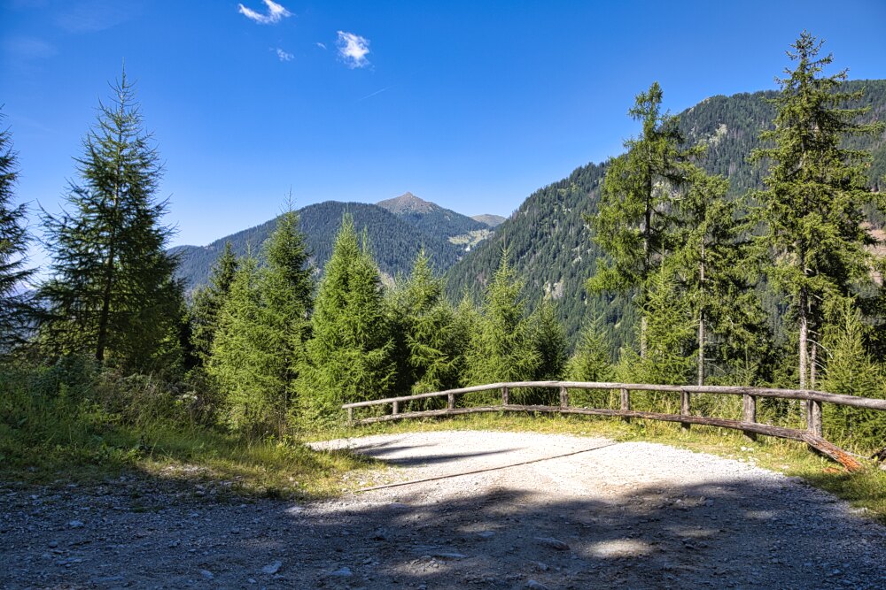 Strada bianca che sale alla Randlhütte da San Martino