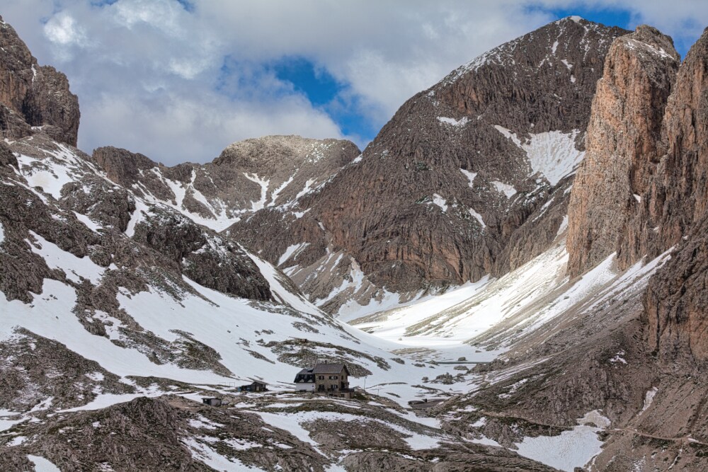 Rifugio Antermoia e alle spalle il lago ricoperto di neve