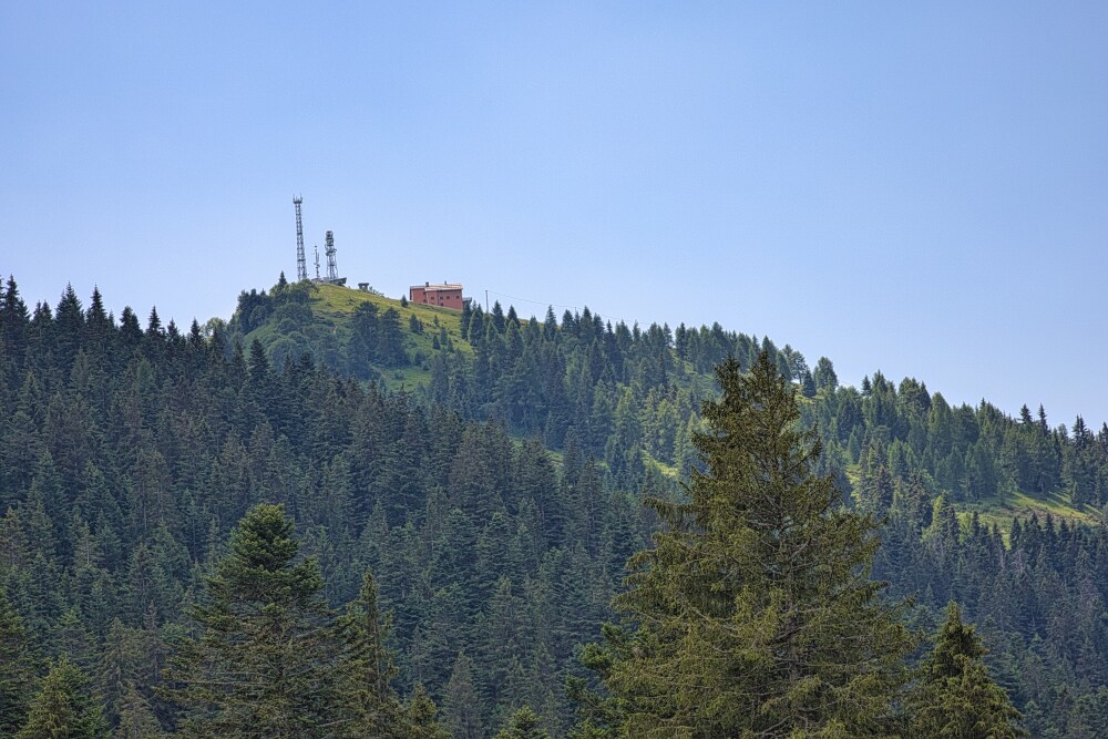 Cima del Monte Torcola Soliva con il rifugio dismesso