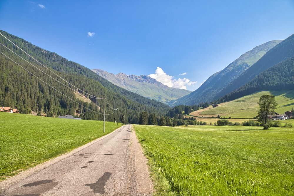 La Oberbergalm si intravede nei pascoli in fondo alla valle