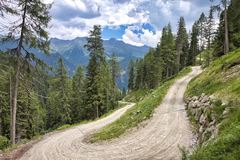 Il sentiero 10 sbuca su questa larga strada bianca