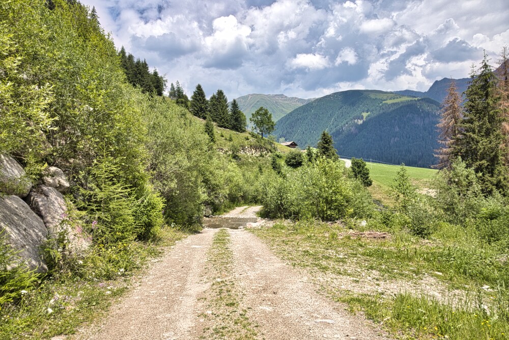 Poco prima del guado un sentiero nel prato scende sulla destra in direzione Huiben