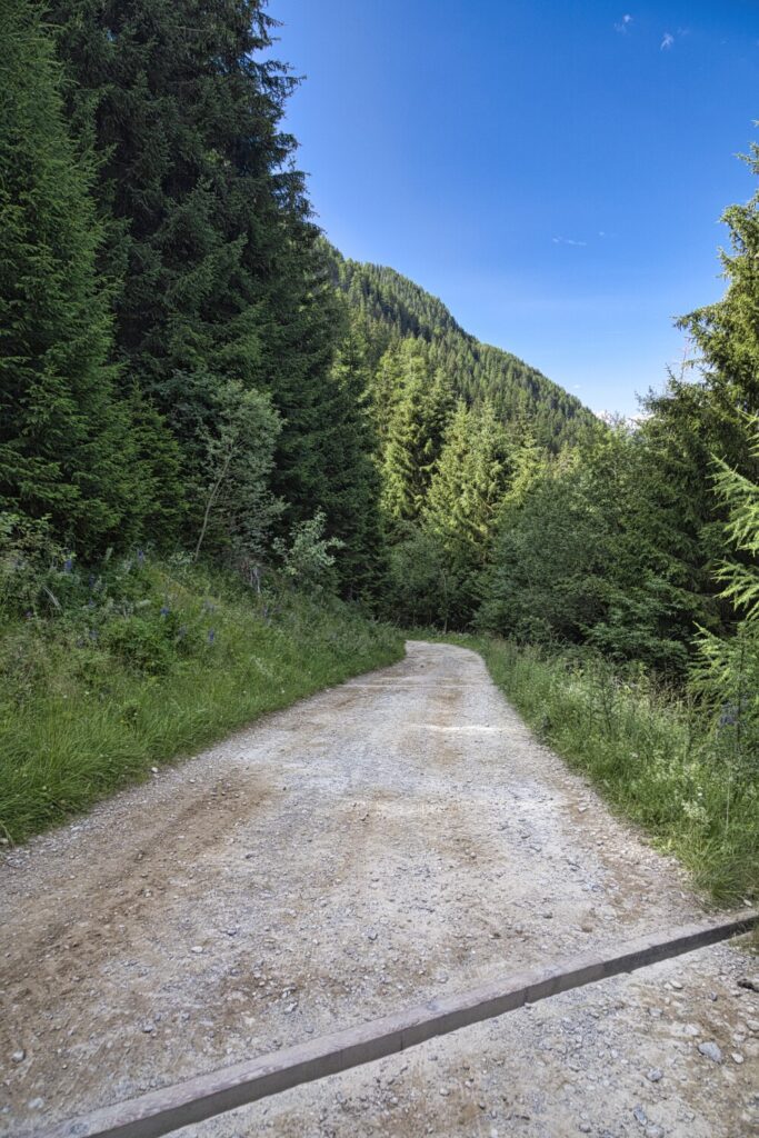Larga strada bianca salendo alla Tolderhütte