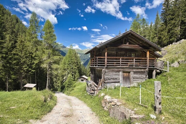 Ausserhütten salendo alla Tolderhütte in Val Casies