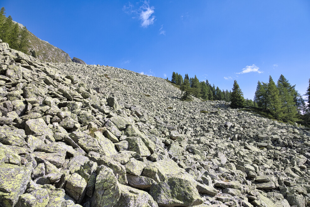 Attraversamento pietraia verso il Passo Dordona