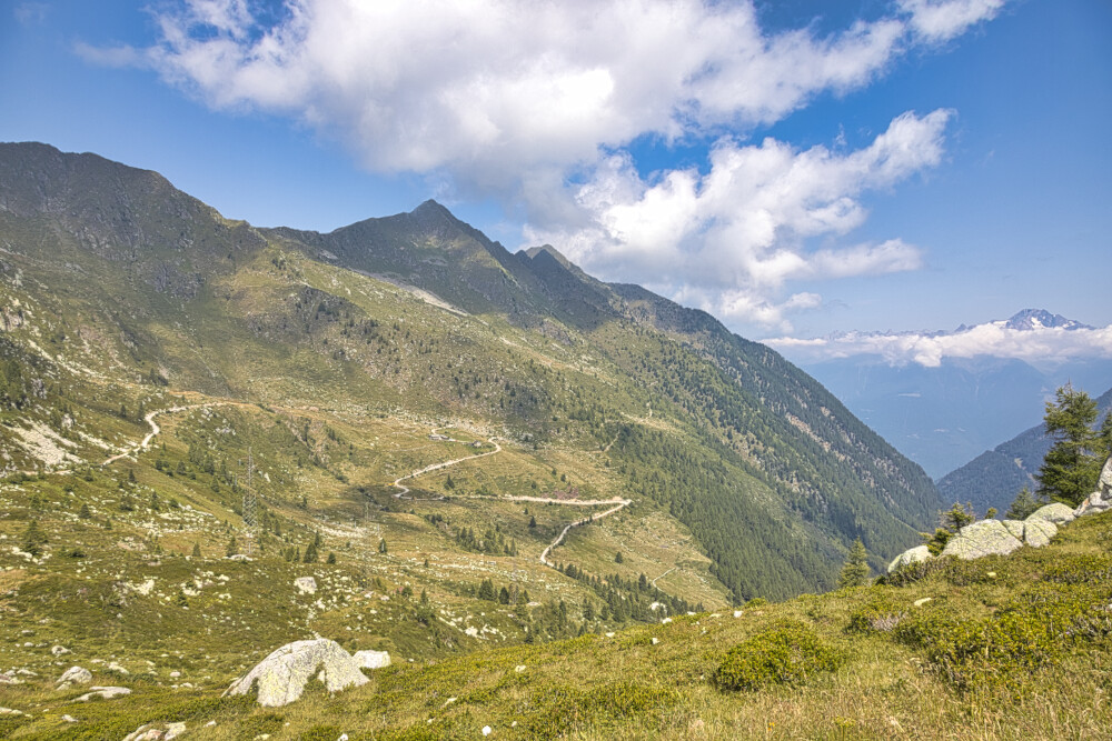 Rifugio Dordona e strada sterrata che sale da Fusine