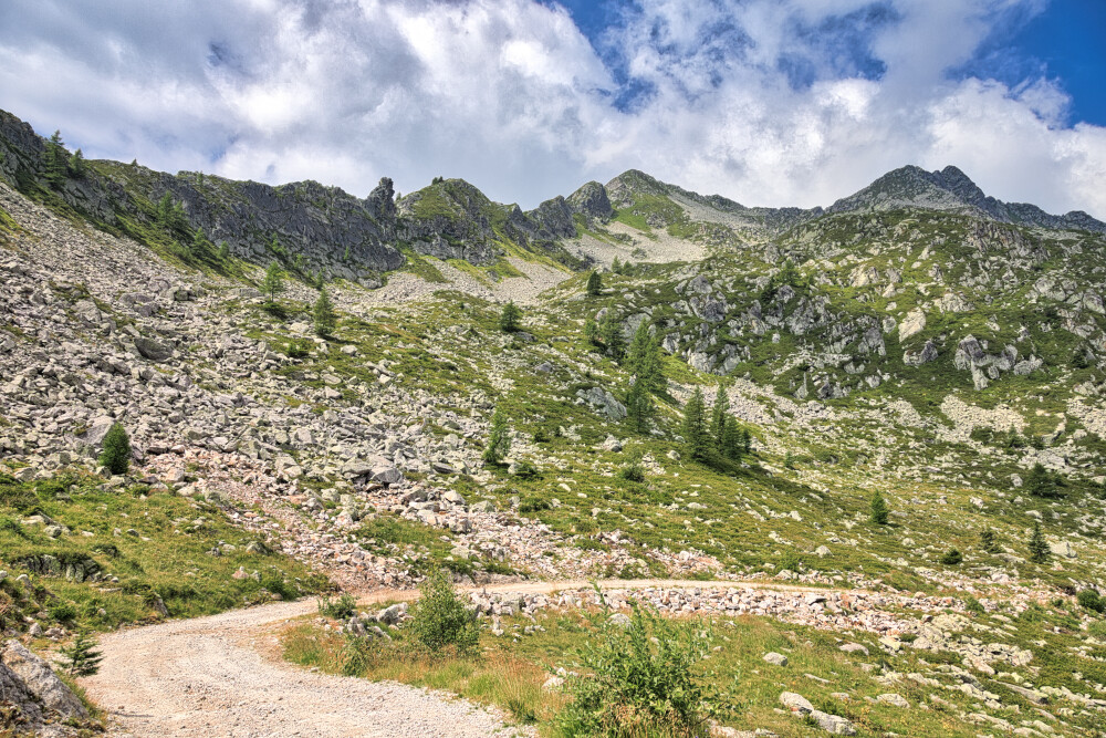 Passo Dordona e strada sterrata per il rifugio Dordona