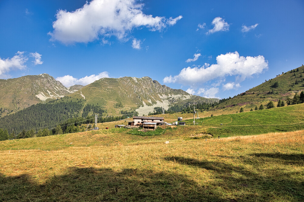 Salendo al Passo della Croce uno sguardo verso il Passo Dordona